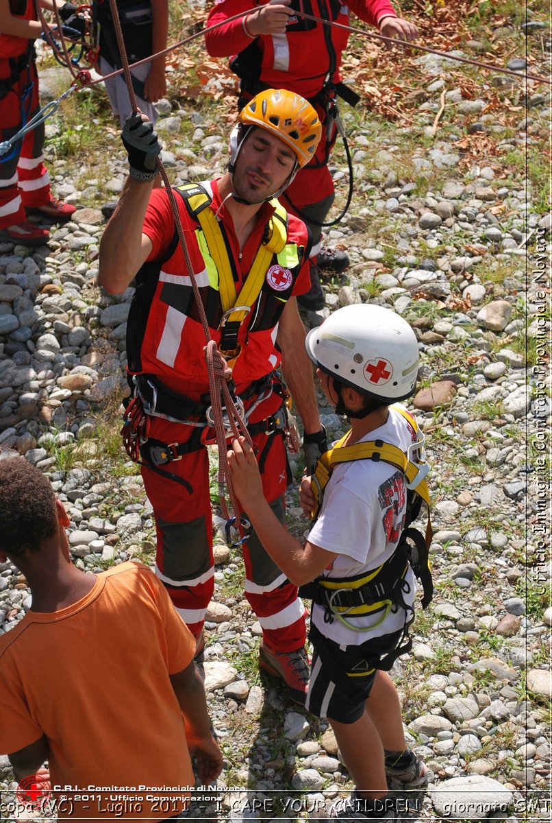 Scopa (VC) - Luglio 2011 - I CARE YOUR CHILDREN - giornata con operatori SMTS (Soccorsi con Mezzi e Tecniche Speciali)  -  Croce Rossa Italiana - Ufficio Immagine Comitato Provinciale Novara